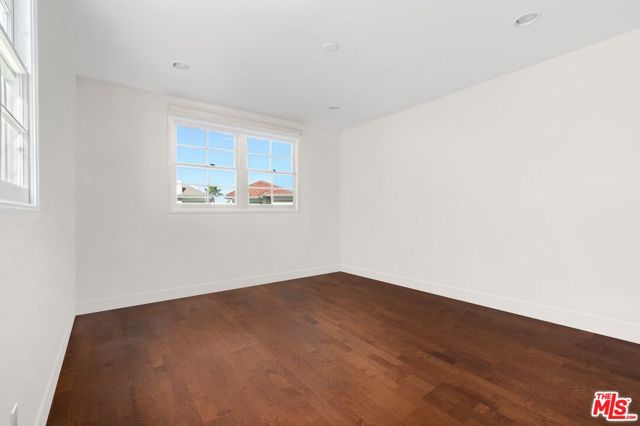 12320 Ridge Circle, Los Angeles CA: https://media.crmls.org/mediaz/f5e736fd-dba3-4f15-a40c-1f16ff662ef5.jpg