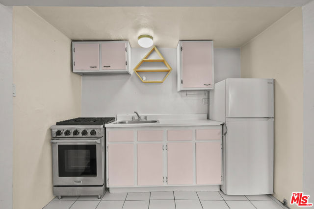 656 Parkman Avenue, Los Angeles CA: https://media.crmls.org/mediaz/f5e7500c-6c74-4568-9ee4-a32d9b008a90.jpg