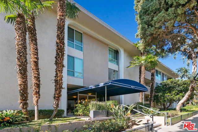 927 N Kings Road, West Hollywood CA: https://media.crmls.org/mediaz/f5e8e85a-502b-4d95-bf62-453125be9bb8.jpg