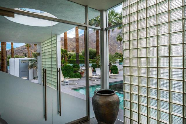 520 W ViA Lola, Palm Springs CA: https://media.crmls.org/mediaz/f5e8e8c7-5259-4a81-86f9-25875bdace58.jpg