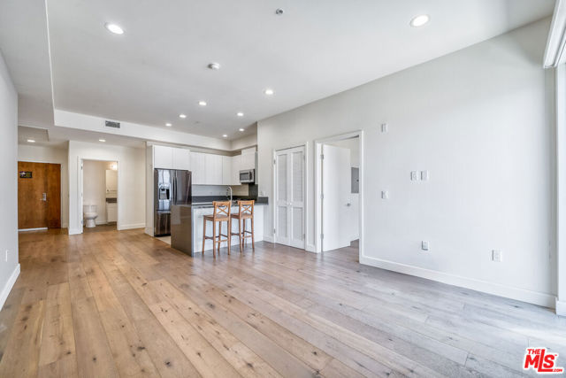 105 S Mariposa Avenue, Los Angeles CA: https://media.crmls.org/mediaz/f5e9707f-a0ec-4522-94b1-4ee5911a14ac.jpg