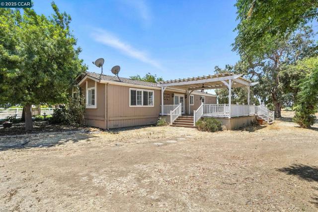 1950 Tule Ln, Knightsen CA: https://media.crmls.org/mediaz/f5ea636f-3014-442b-b3fc-a56cb5fc7a11.jpg