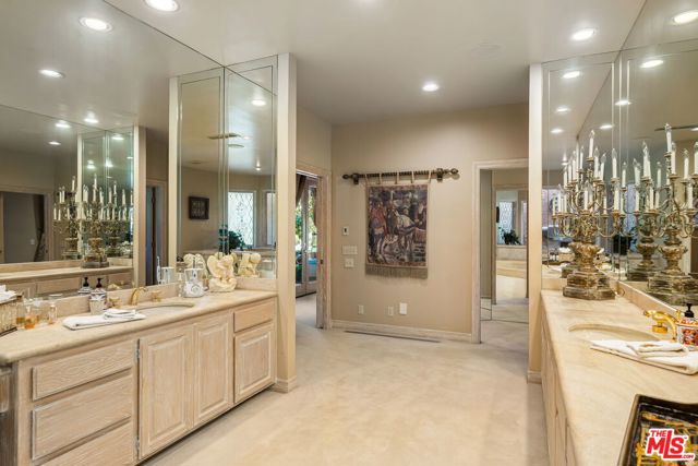 71150 N Thunderbird Terrace, Rancho Mirage CA: https://media.crmls.org/mediaz/f5ea868d-598b-4967-8899-cfff2c2da57d.jpg