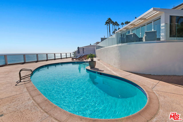 27400 Pacific Coast Highway, Malibu CA: https://media.crmls.org/mediaz/f5ea8ff3-8bb3-4abf-bab4-540bec6f46bd.jpg