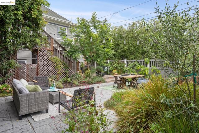 1042 Santa Clara Ave, Alameda CA: https://media.crmls.org/mediaz/f5eb33e6-5a83-4d06-8d76-f3495d6f7262.jpg