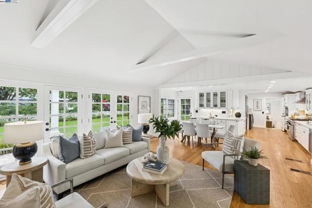 55 Cora Ct, Walnut Creek CA: https://media.crmls.org/mediaz/f5eb7289-88fe-4593-8aa7-693edcc1bc25.jpg