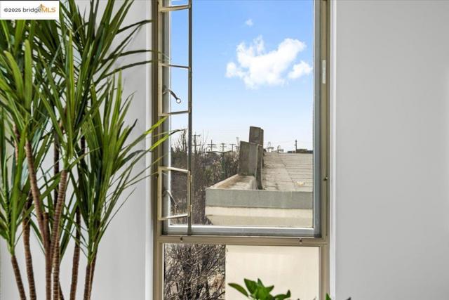 1201 Pine St, Oakland CA: https://media.crmls.org/mediaz/f5ec2d43-ec0f-4a60-b920-659fafb97856.jpg