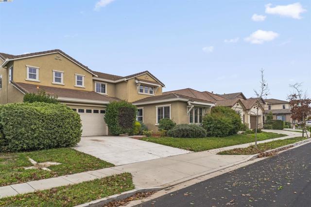 204 Daylily Ln, Patterson CA: https://media.crmls.org/mediaz/f5ec822a-80e0-45e7-b8ff-a16e1b27353b.jpg