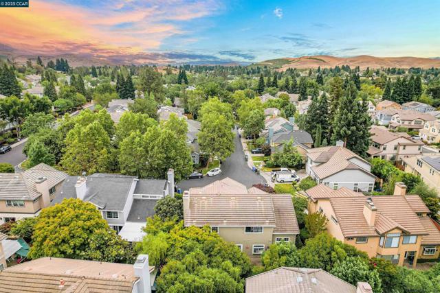 405 Triomphe Ct, Danville CA: https://media.crmls.org/mediaz/f5ed4c45-7e88-4086-a240-5f184a33bd64.jpg
