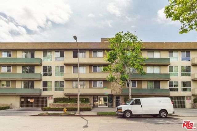 525 N Sycamore Avenue, Los Angeles CA: https://media.crmls.org/mediaz/f5ed536d-6be1-444b-9cce-7db49a7e730b.jpg