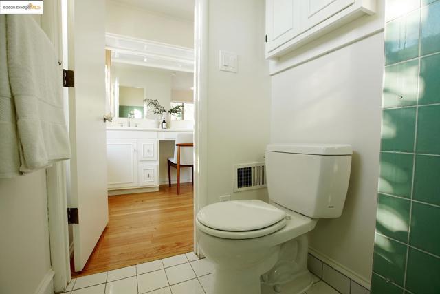 4191 Fruitvale, Oakland CA: https://media.crmls.org/mediaz/f5ed65f7-7650-4ff0-84e3-adf8d79f03cd.jpg