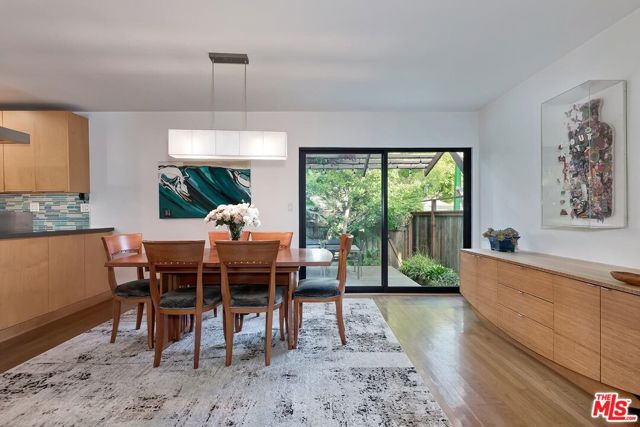832 Superba Avenue, Venice CA: https://media.crmls.org/mediaz/f5edf356-68f4-4ee5-b1d1-fbc73ab2abaa.jpg
