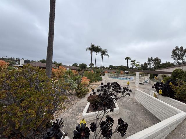 2566 Los Cerritos Ln, Fallbrook CA: https://media.crmls.org/mediaz/f5eead52-7f56-4bf5-b868-ceca5126c27a.jpg
