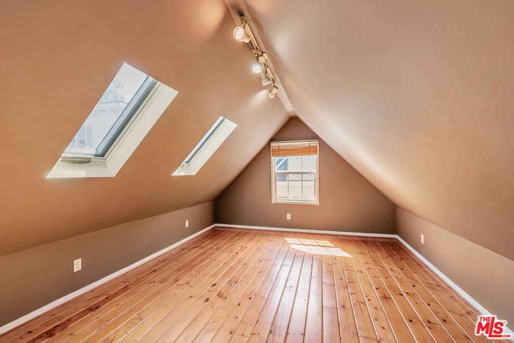 https://media.crmls.org/mediaz/f5efdeee-dafd-46a1-96c2-bed23e1d728d.jpg?preset=X-Large