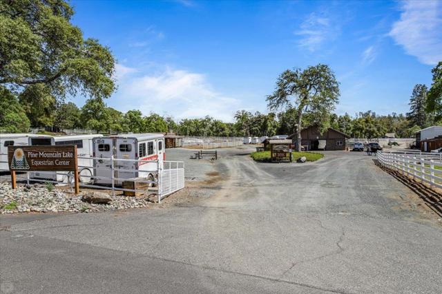 20944 Woodside Way, Groveland CA: https://media.crmls.org/mediaz/f5f03329-02cd-4cb5-800f-a8fdfc671957.jpg