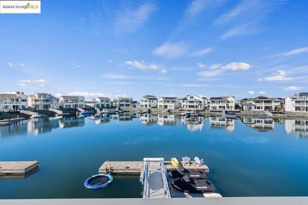 https://media.crmls.org/mediaz/f5f0746c-fa3d-4f8e-b77d-eb22c25f7a51.jpg?preset=X-Large