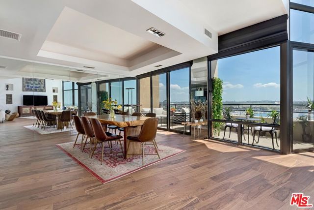 4335 Marina City Drive, Marina del Rey CA: https://media.crmls.org/mediaz/f5f07ec3-8f53-4eb4-93a8-37434f28e7ac.jpg