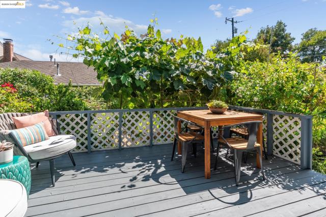5550 Snake Road, Oakland CA: https://media.crmls.org/mediaz/f5f158d2-b90b-4060-afc1-59a9e1125354.jpg