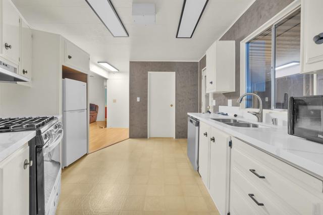 Detail Gallery Image 4 of 14 For 243 Havenview Lane, Oceanside,  CA 92056 - 2 Beds | 2 Baths