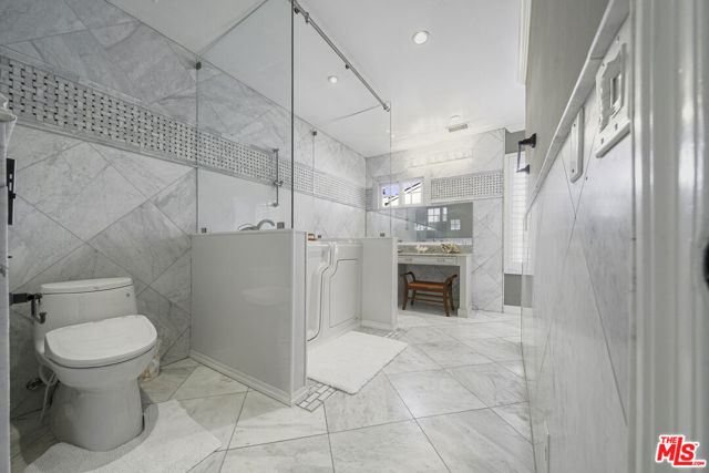 950 S Longwood Avenue, Los Angeles CA: https://media.crmls.org/mediaz/f5f3a50b-6bd8-4b72-92f6-4a396eb0b238.jpg