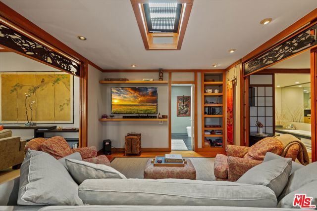 465 N Calle Rolph, Palm Springs CA: https://media.crmls.org/mediaz/f5f55b7c-424d-4cdf-b6df-649a978f3557.jpg