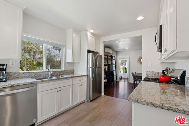 1301 S Hudson Avenue, Los Angeles CA: https://media.crmls.org/mediaz/f5f5f672-4ee8-48a7-8d73-527afd55c32b.jpg