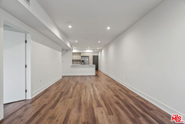 129 Kings, Los Angeles CA: https://media.crmls.org/mediaz/f5f66729-6acd-4be9-8454-e4a735f62ca6.jpg
