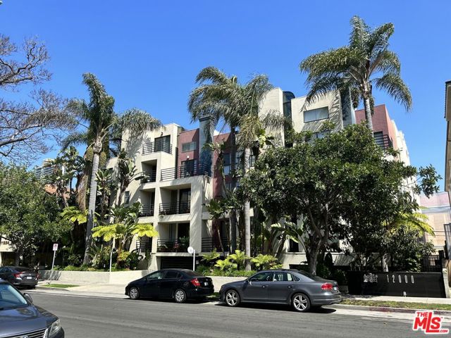 12000 Goshen Avenue, Los Angeles CA: https://media.crmls.org/mediaz/f5f67650-ace7-4c46-aa0f-3982e6726bf6.jpg