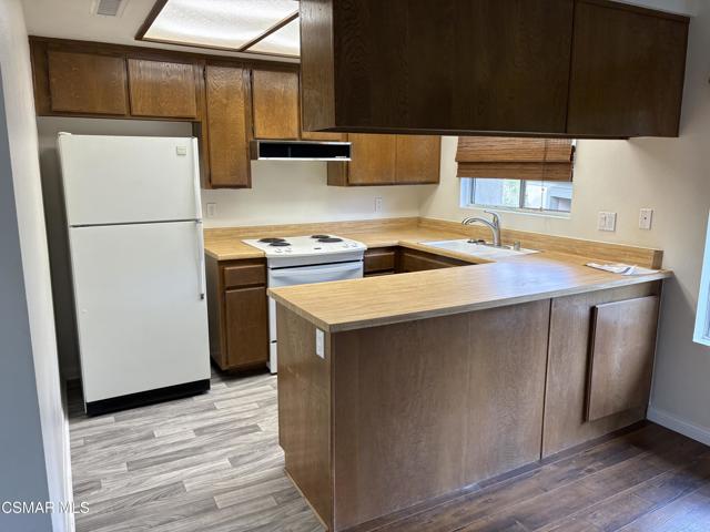 245 Oakleaf Drive, Thousand Oaks CA: https://media.crmls.org/mediaz/f5f69a27-d2cb-419e-8f68-e0bbb2e75713.jpg