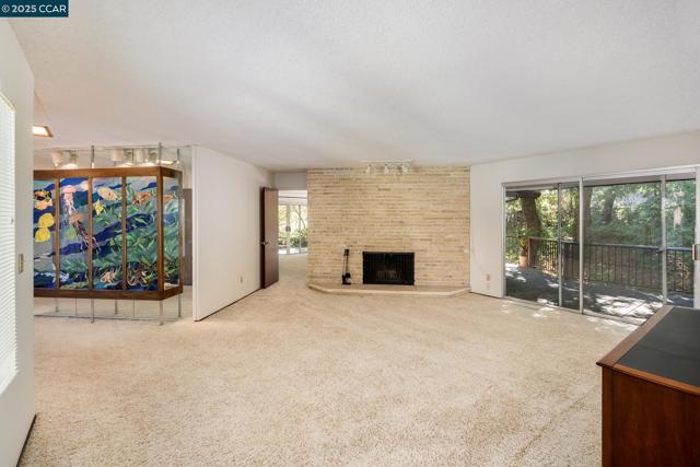 200 Lark Ln, Alamo CA: https://media.crmls.org/mediaz/f5f77199-514d-43dd-8bb5-6c52640fe94f.jpg