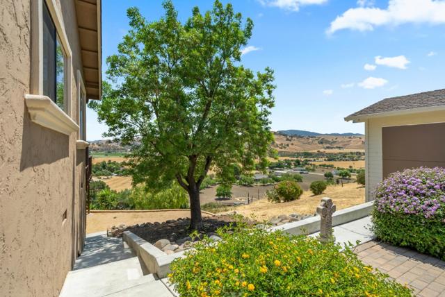 38 Barbras Court, Hollister CA: https://media.crmls.org/mediaz/f5f7a65c-f068-4c06-abd3-12807e71b435.jpg