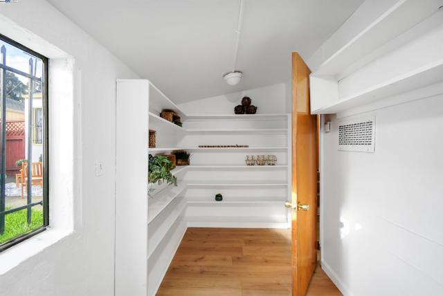 11132 Acalanes Dr, Oakland CA: https://media.crmls.org/mediaz/f5f7ac8a-f1f7-4265-b2c9-68ea32c4558b.jpg