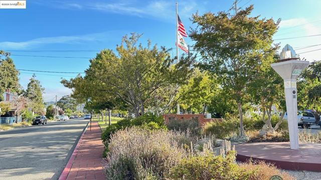 840 Key Route Blvd, Albany CA: https://media.crmls.org/mediaz/f5f84cbe-66d2-4b4c-8f6d-511aca59ec20.jpg