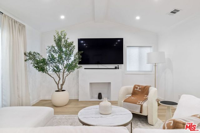 8226 Fountain Avenue, West Hollywood CA: https://media.crmls.org/mediaz/f5fa12f7-92c7-4c2d-a21d-8f675c764955.jpg