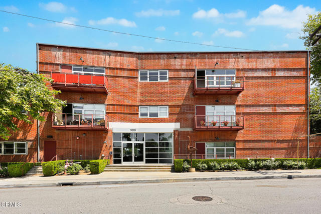1010 Sycamore Avenue, South Pasadena CA: https://media.crmls.org/mediaz/f5fa576c-dbb1-4c1c-a5c3-18ca79ddb279.jpg