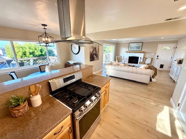 908 Bancroft Ave, Half Moon Bay CA: https://media.crmls.org/mediaz/f5fa8b3c-e2cc-49e3-a30f-7b2d416b85e8.jpg