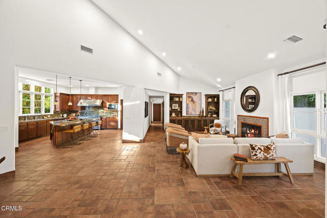 1533 Rancho Avenue, Glendale CA: https://media.crmls.org/mediaz/f5fb4200-eb6a-4bae-a699-6454d8356609.jpg