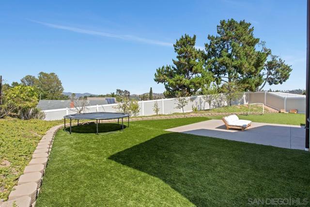 12410 Aria Ct, Poway CA: https://media.crmls.org/mediaz/f5fb463f-ddbb-4a09-a5ce-16386a65560c.jpg