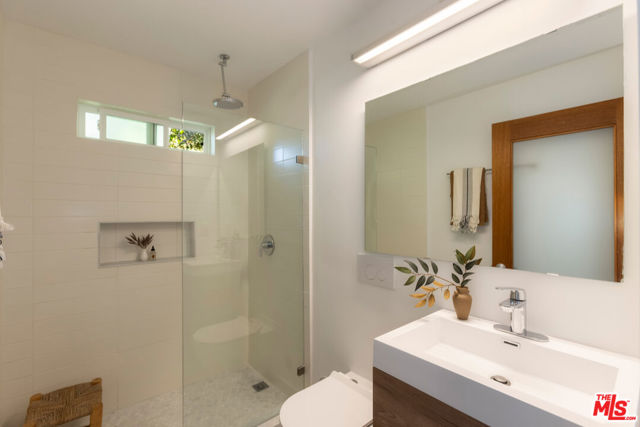 450 Rustic Drive, Los Angeles CA: https://media.crmls.org/mediaz/f5fb5012-a5d7-4a9f-90db-88c8c6db4e85.jpg