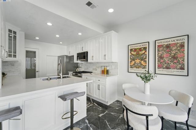 35864 Killorglin Cmn, Fremont CA: https://media.crmls.org/mediaz/f5fb720c-78d9-4d5f-8612-caf0c4dbaf0a.jpg