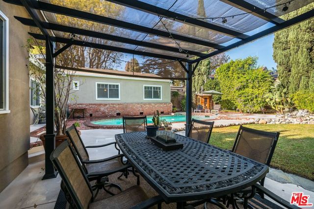 4538 Lemp Avenue, Studio City CA: https://media.crmls.org/mediaz/f5fbfea1-dea3-483d-bde6-dea231417ec1.jpg