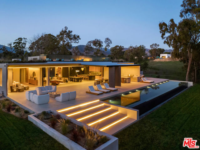 29200 Larkspur Lane, Malibu CA: https://media.crmls.org/mediaz/f5fd0cd9-f6d8-49ef-bd0f-44eb53f53d7b.jpg