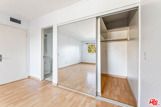 5055 Coldwater Canyon Avenue, Sherman Oaks CA: https://media.crmls.org/mediaz/f5fd9b09-63a1-41b2-8cfb-2da64ceeb591.jpg