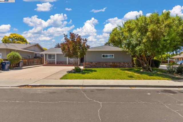 5221 Roxanne Ct, Livermore CA: https://media.crmls.org/mediaz/f5fdbefc-31ce-4975-8dab-b7bcad5c1b1d.jpg