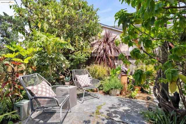 1408 E 15Th St, Oakland CA: https://media.crmls.org/mediaz/f5fe10c8-fdd0-4108-94ad-5dd777b9aa2d.jpg