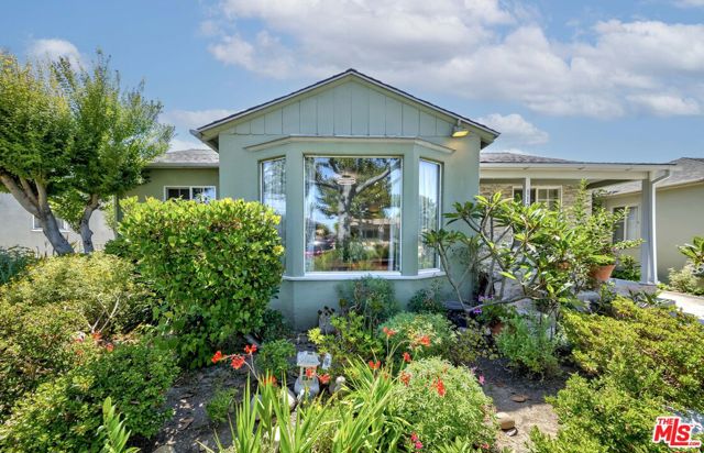 11210 Mcdonald Street, Culver City CA: https://media.crmls.org/mediaz/f5fe9e24-8431-4ded-8244-1f9be78a2a54.jpg