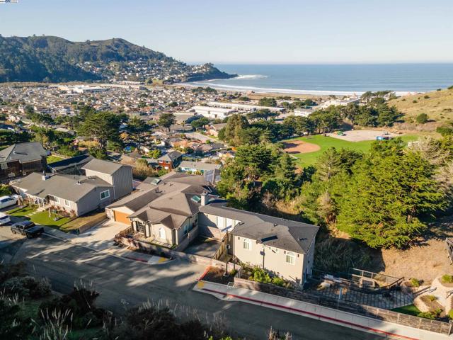 674 Corona Dr, Pacifica CA: https://media.crmls.org/mediaz/f5feeaec-852a-4d42-aad4-19449953e1e8.jpg