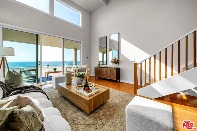 4 Lighthouse Street, Marina del Rey CA: https://media.crmls.org/mediaz/f5ff070c-cf93-49ae-a0e1-9e6d48256424.jpg