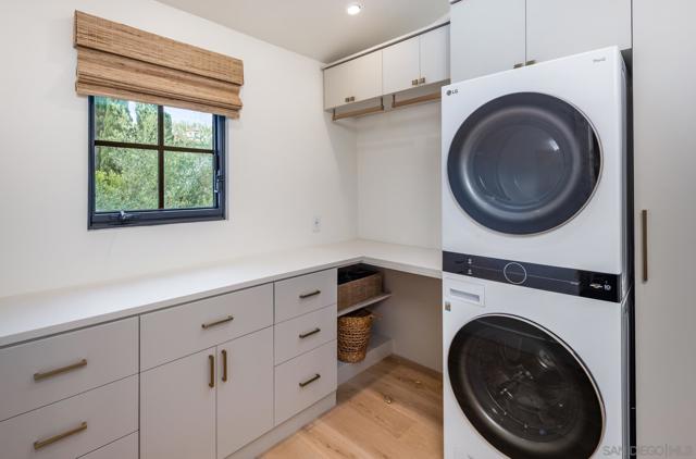 755 Rosecrans St, San Diego CA: https://media.crmls.org/mediaz/f5ff9343-d9ed-4e33-ad3c-66d059016c1b.jpg