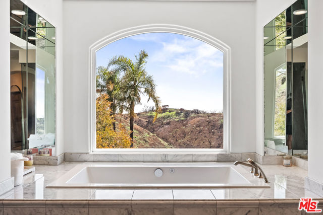 1821 Chastain, Pacific Palisades CA: https://media.crmls.org/mediaz/f5ffb21f-db5d-43dc-bcd0-6df0785c40ae.jpg